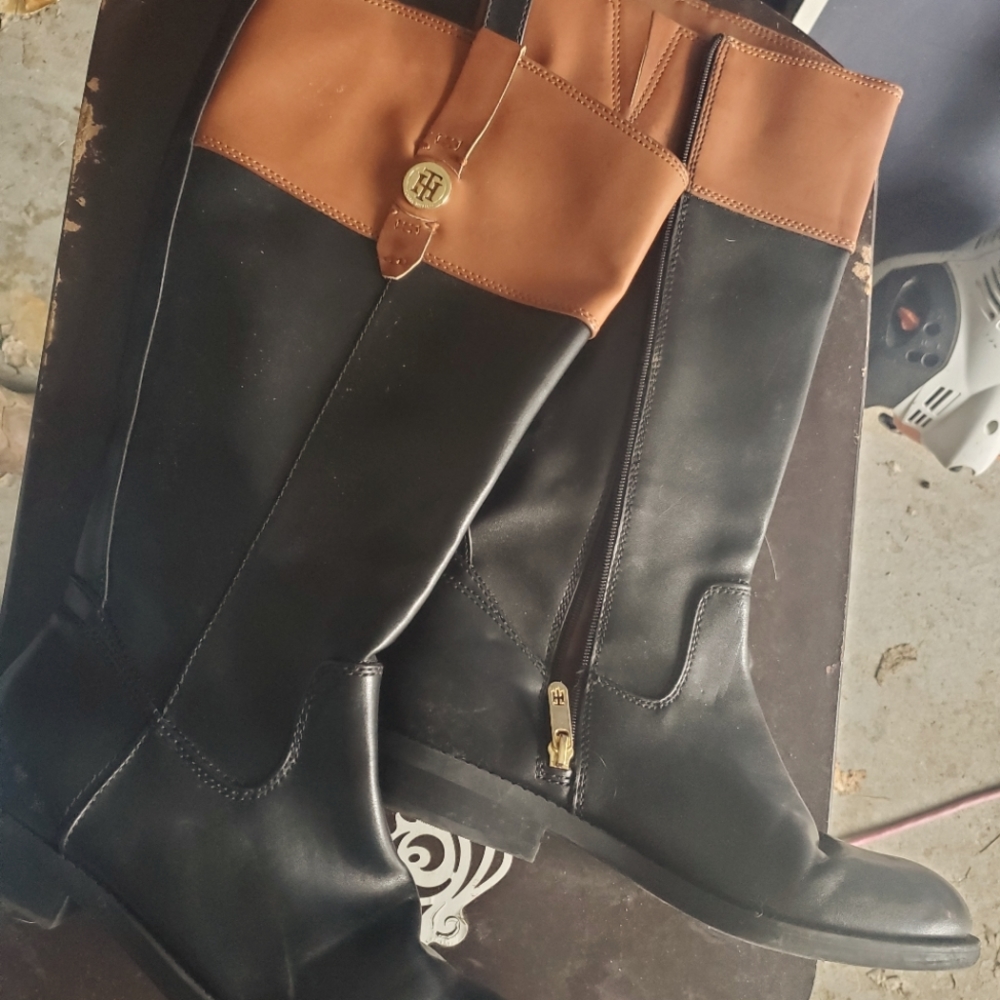 Tommy Hilfiger 9m black and tan boots